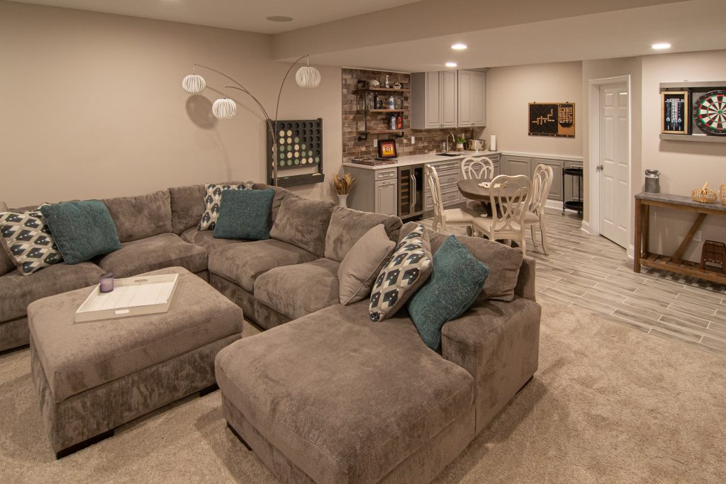 Murrysville Entertainment Area For Family Featuring Traditional Style Kitchenette.
